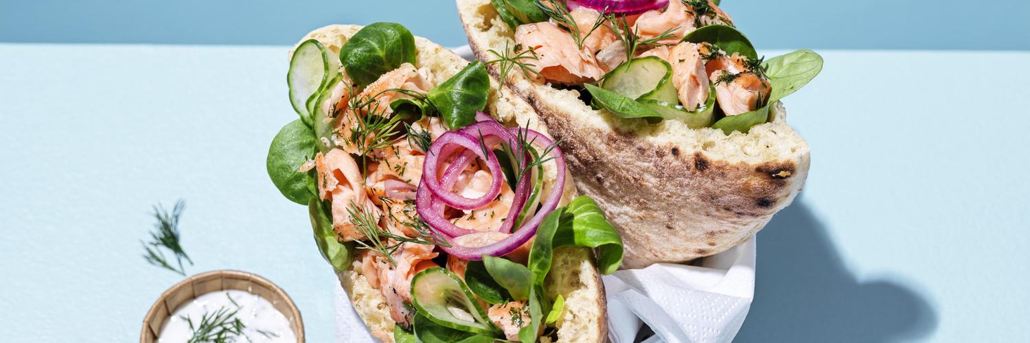 Naanta pocketbread met zalm en limoendille saus