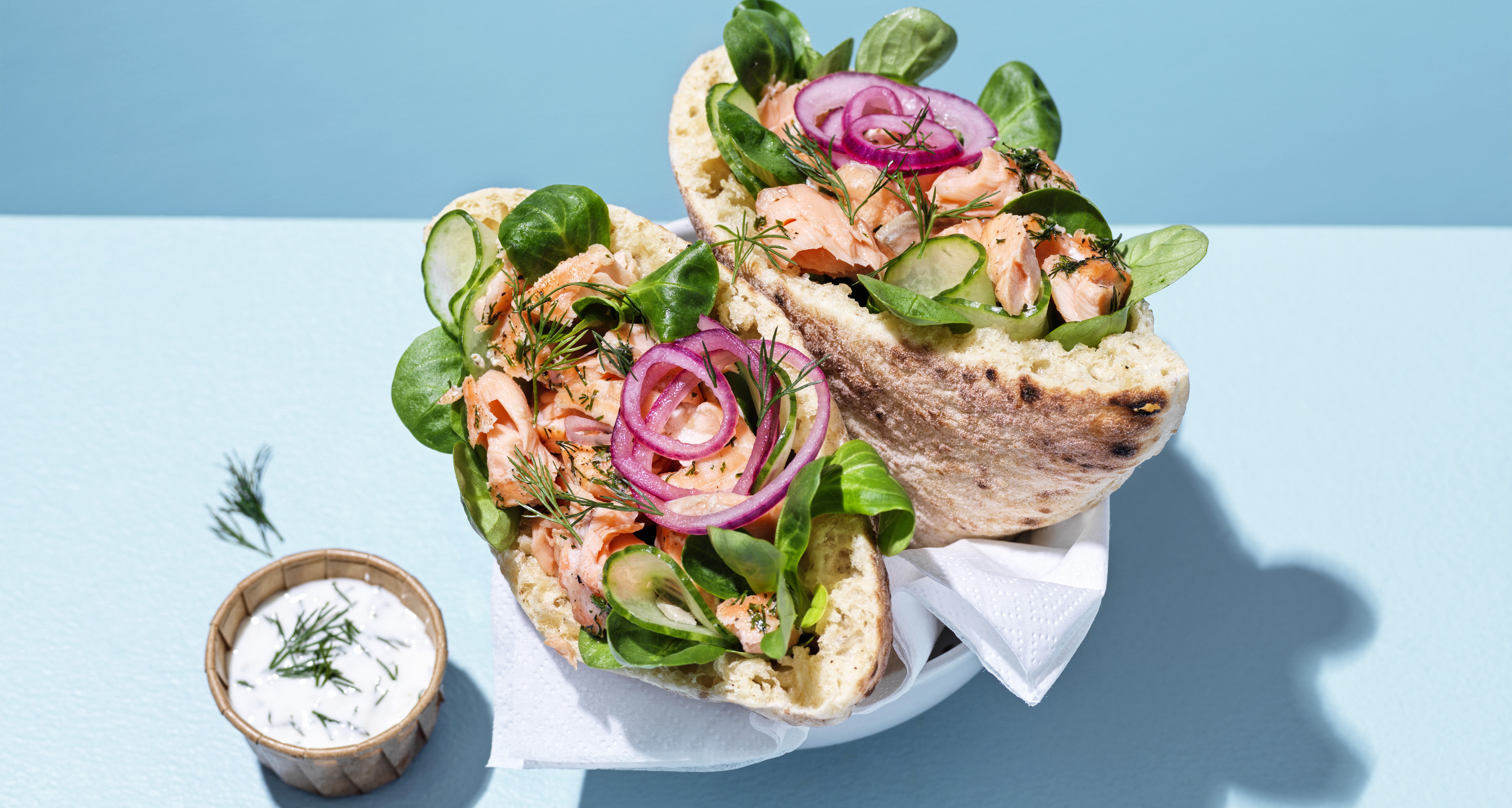 Naanta pocketbread met zalm en yoghurt limoen dillesaus