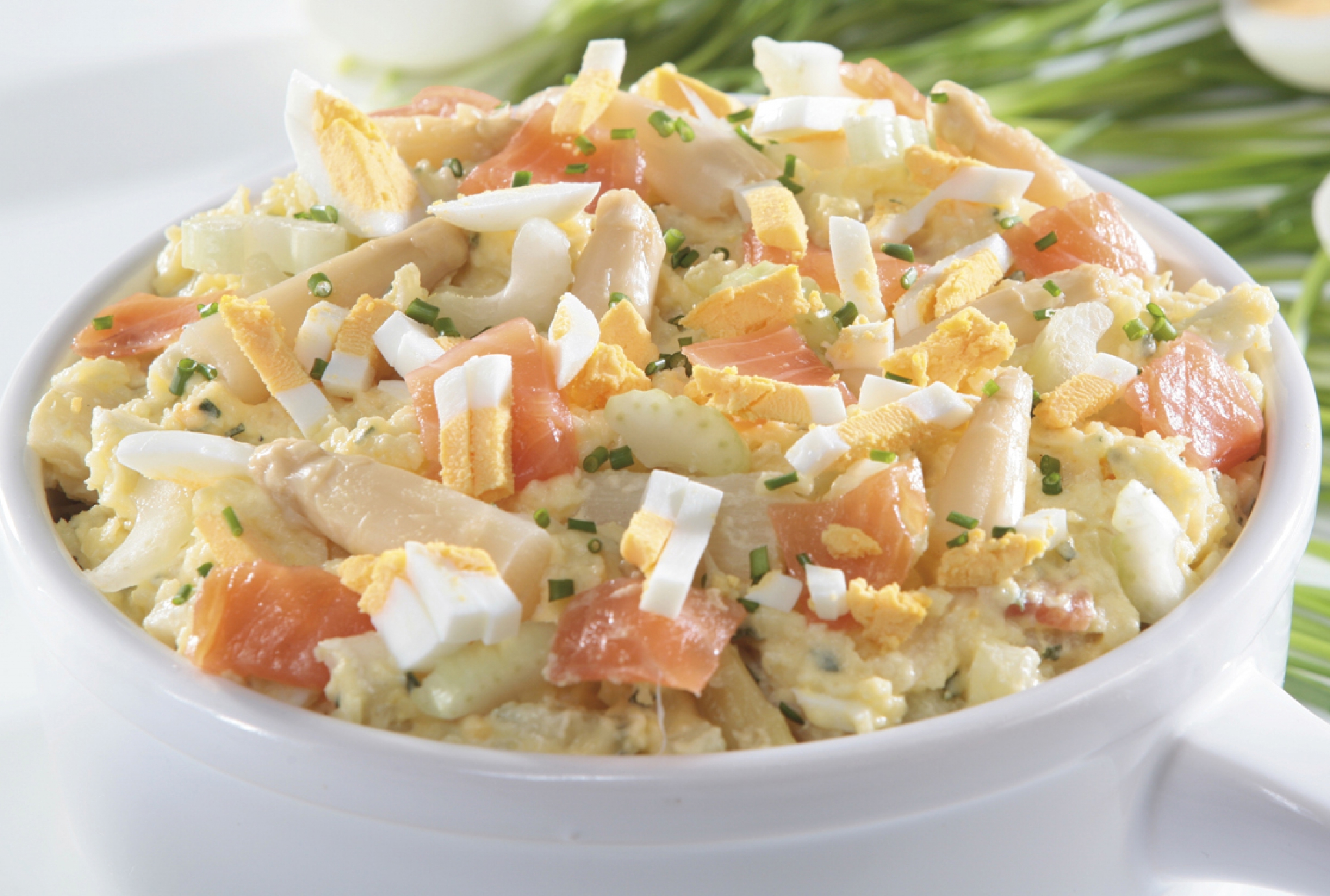 Scharrelsalade met zalm en asperges