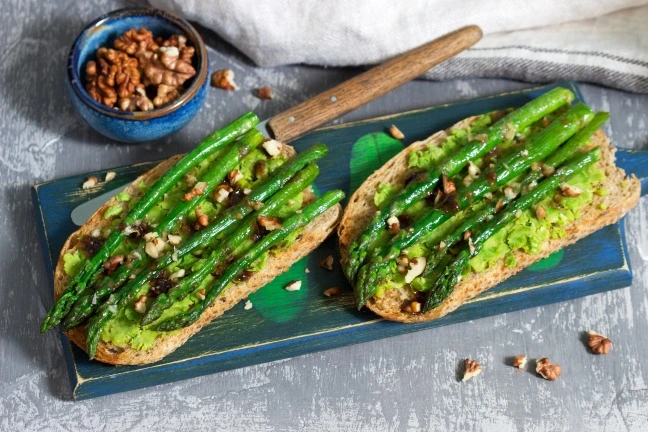 Waldkorn met gegrilde groene asperges en cashewsalade
