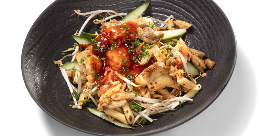 Aziatische pastasalade met pittige kip