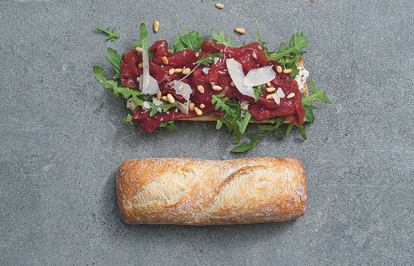 Broodje carpaccio met mosterd