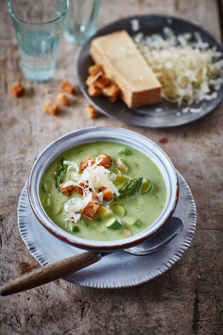 Aspergesoep met groene asperges en dille