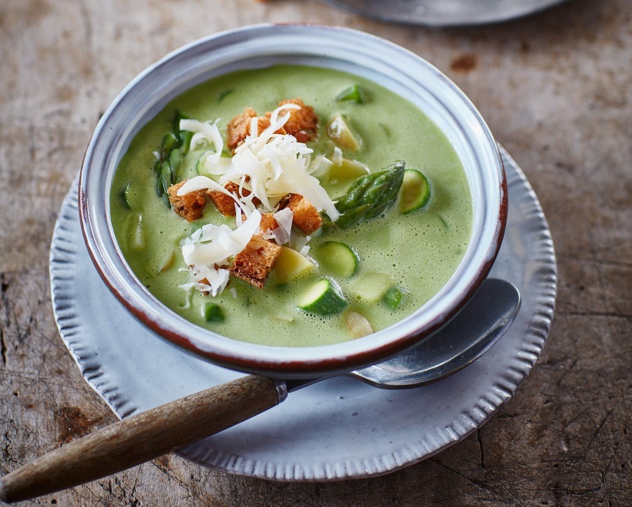Aspergesoep met asperge en dille