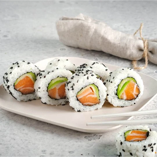 Uramaki met zalm en avocado