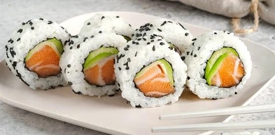 Uramaki met zalm en avocado