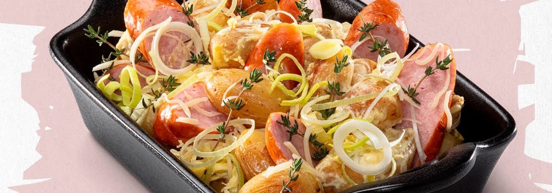 Ovenschotel rookworst met krieltjes en  prei