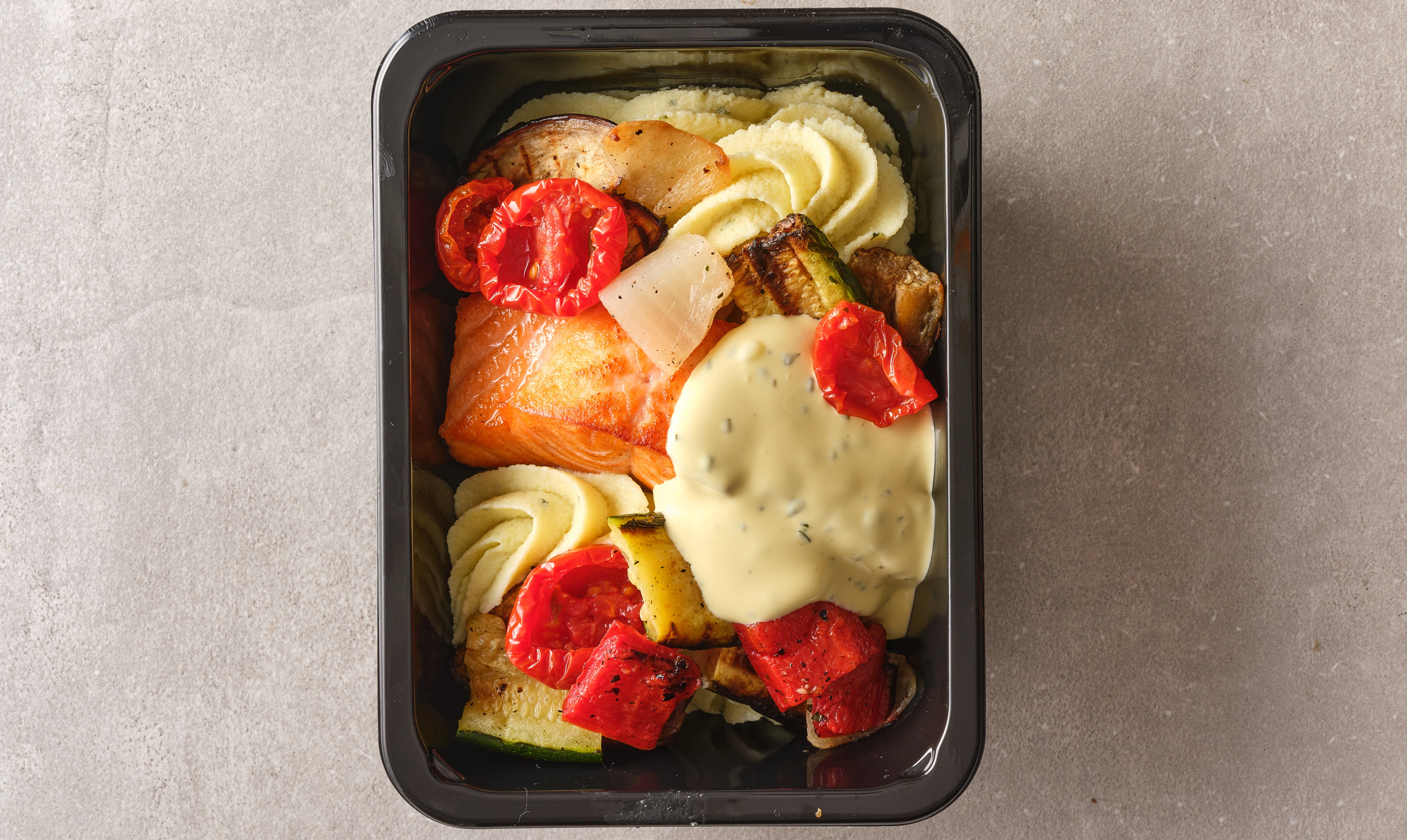 Zalm met gegrilde groenten en basilicum-aardappelpuree