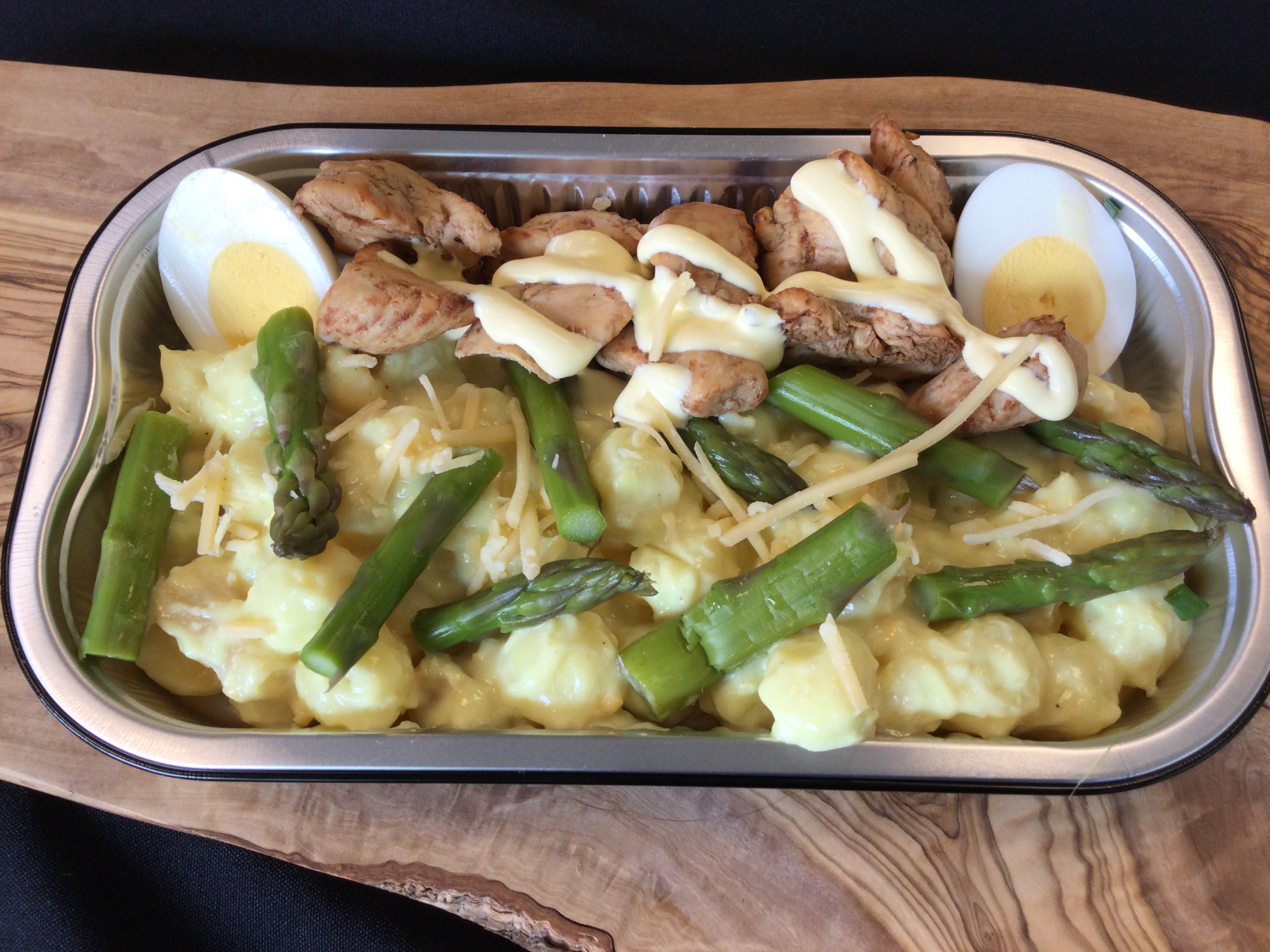 Aspergeschotel met groene asperges en gegrilde kipstukjes
