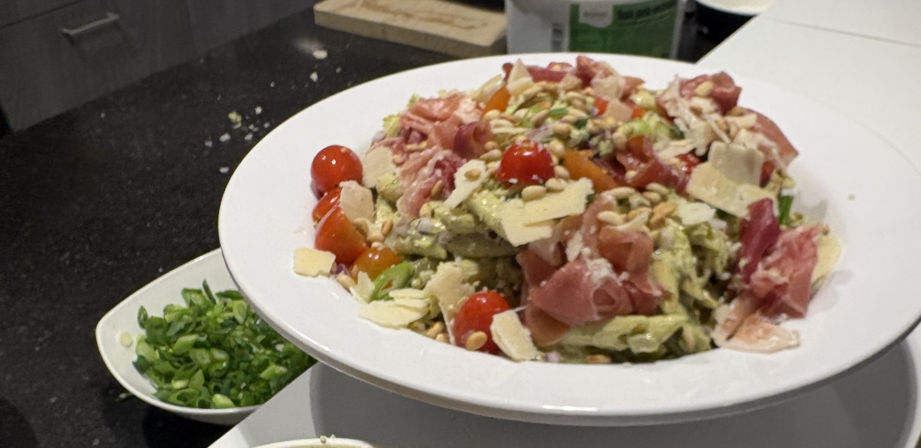 Maaltijdsalade Pasta pesto met serrano
