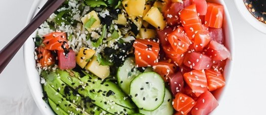Pokebowl met zalm en Japans zeewier