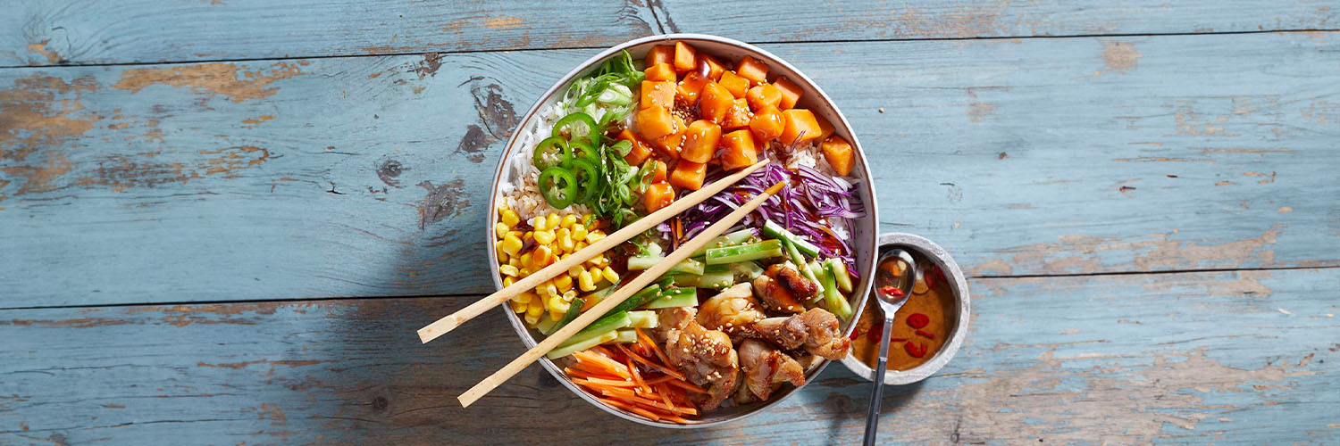 Pokebowl met gemarineerde kip en  mango chutney