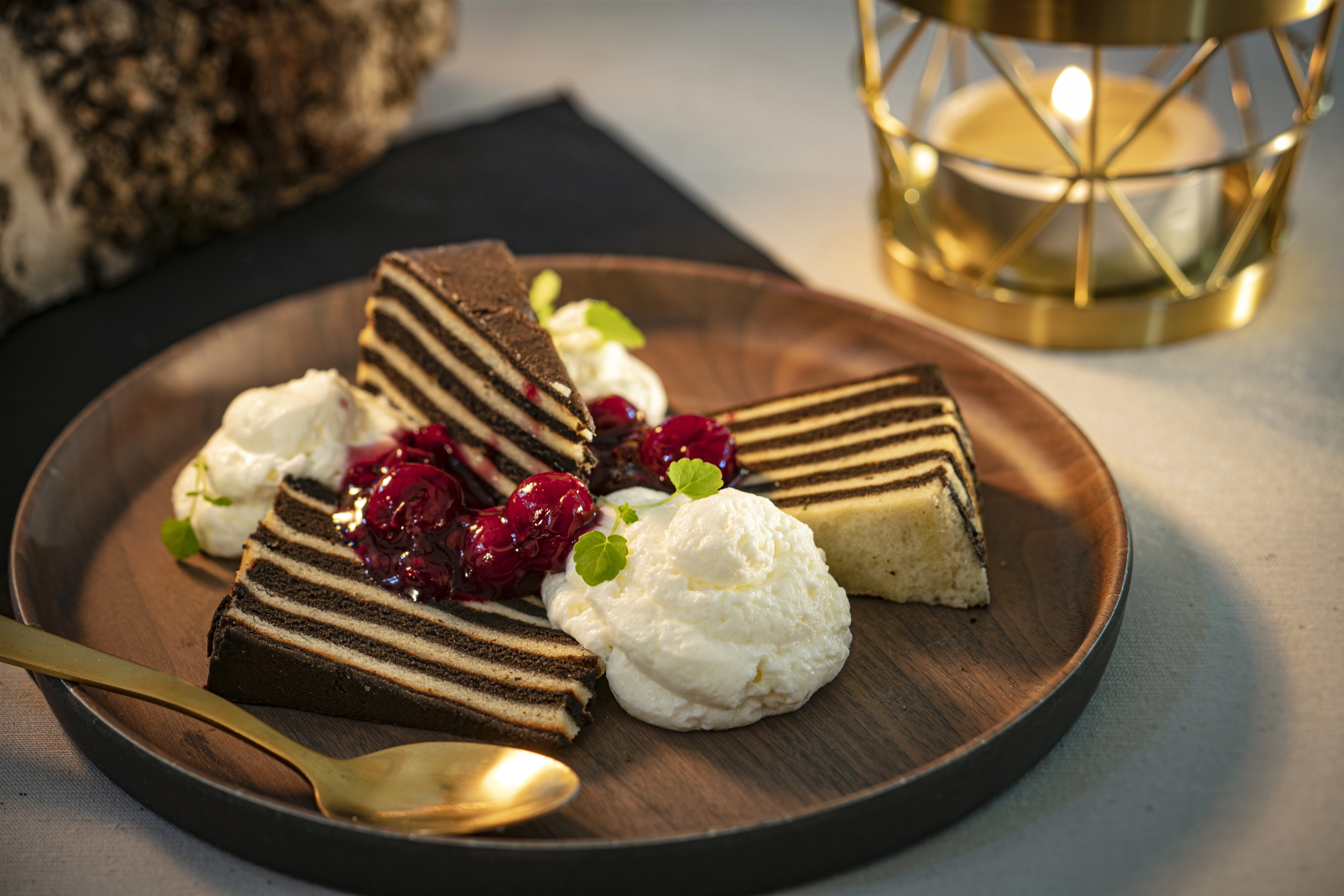 Slagyoghurt met Rote Grutze en spekkoek